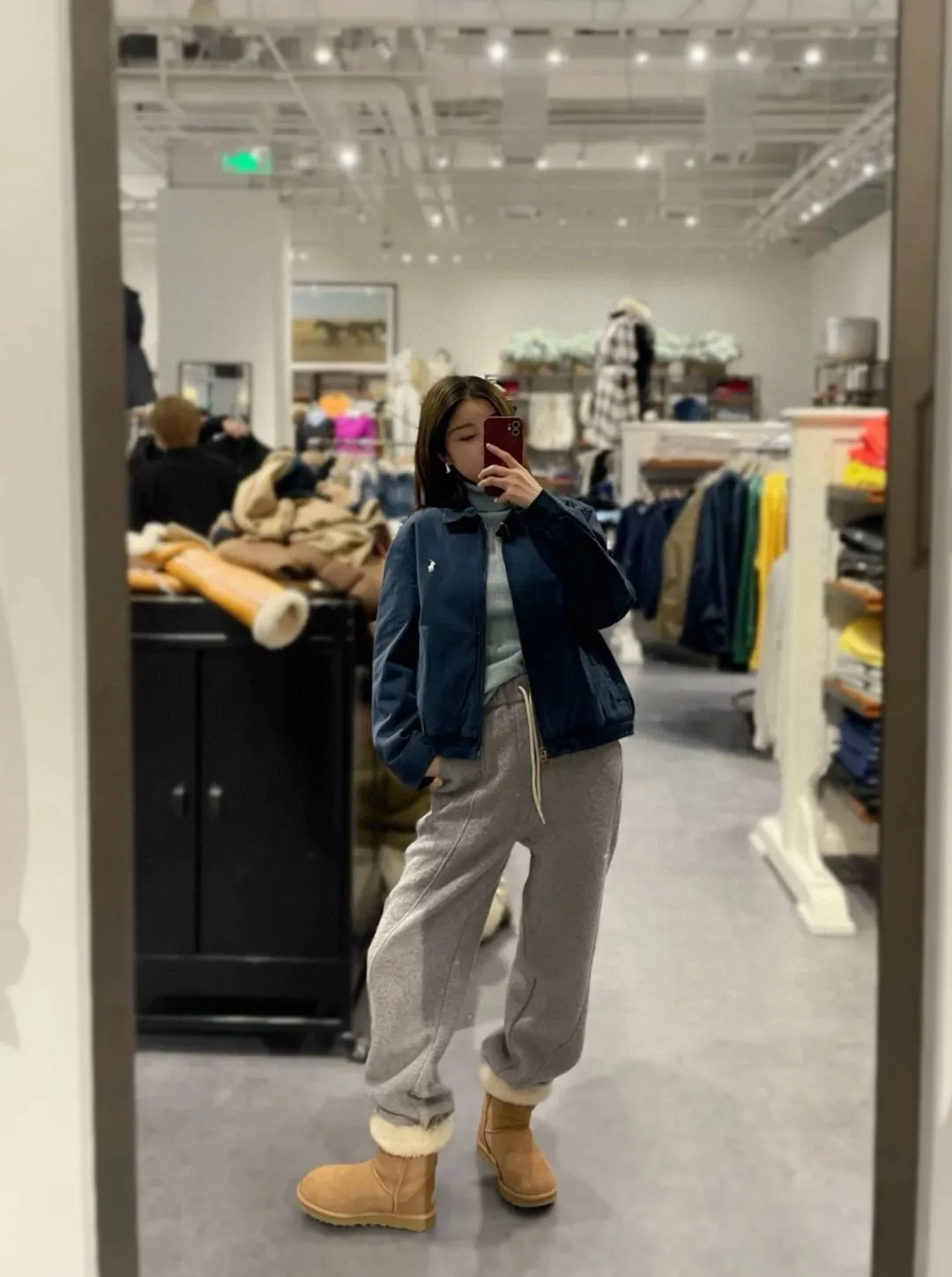 P300 model number: G317 Ralph Lauren's new 24ss classic embroidered logo lapel executive zipper jacket for both men and women. 1️⃣Selected from high-quality original developed pure cotton fabric, with customized plaid lining inside, the overall wear effect is very soft and comfortable. 2️⃣The workmanship details are perfectly controlled, with exquisite small logo embroidery on the chest, and the unique design style of splicing technology is used on the dropped shoulders to highlight your personality! The version is simple but not simple! 3️⃣ Complete with tag accessories, unisex design, and a very versatile jacket for men and women!  Color: black, navy blue, khaki Size: S, M, L, XL
